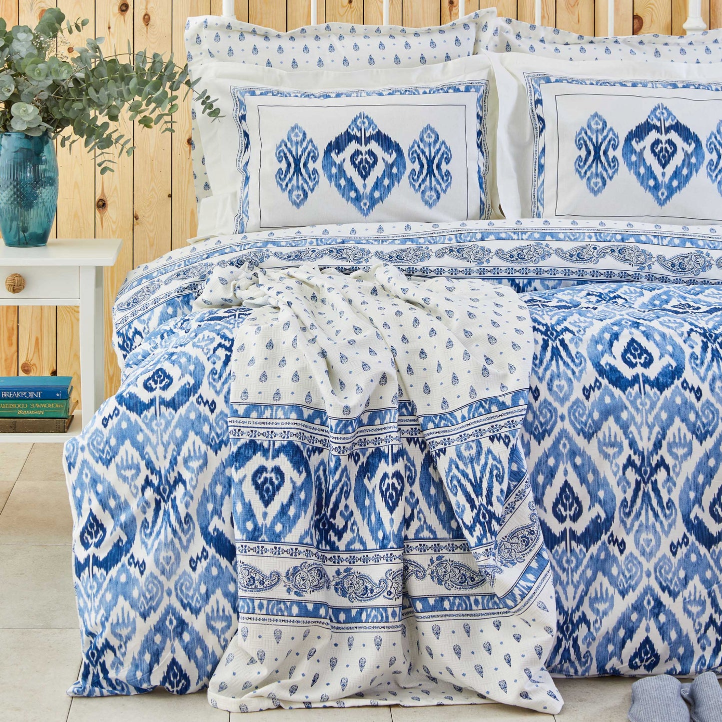 Lenjerie de pat pentru 2 persoane cu cuvertura asortata Karaca Home, Melina, 5 piese, Bumbac, Alb/Albastru