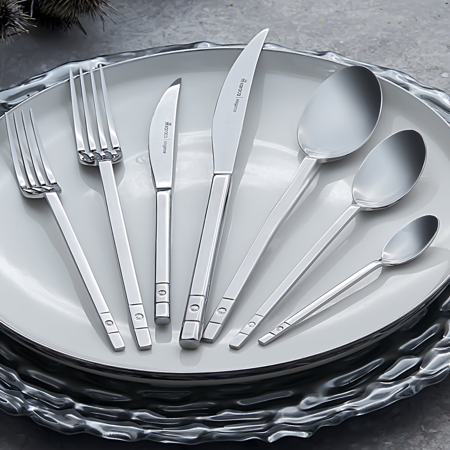Set de tacâmuri Karaca Jayden 84 de piese, cu cutie Elegance, pentru 12 persoane