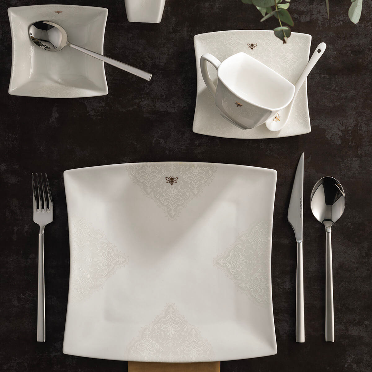 Set de mic dejun/cină din porțelan Karaca Royal Bee, 32 de piese, pentru 6 persoane